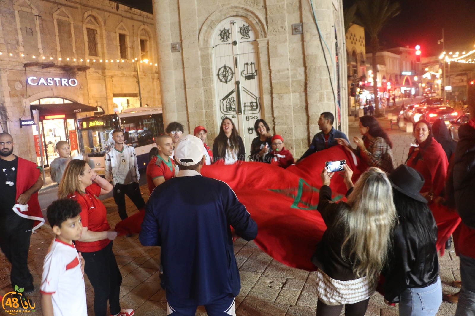 الجالية المغربية بيافا تحتفل بفوز منتخبها على البرتغال 
